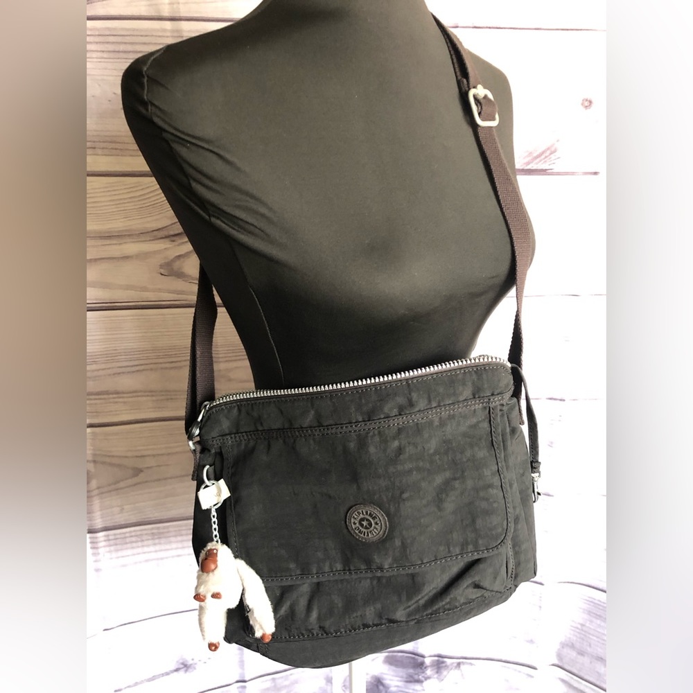 Pre-owned Clean and in great condition. Kipling Crossbody Black.